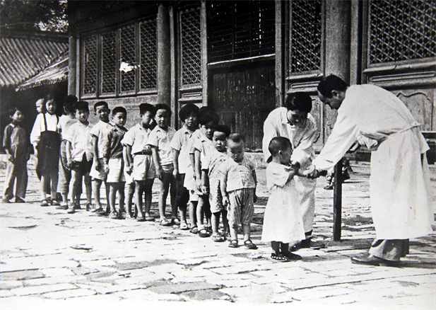 上世纪50年代初，位于天坛的中央防疫处（LETOU_乐投(中国)
中国生物北京生物制品研究所前身）为儿童接种疫苗.jpg