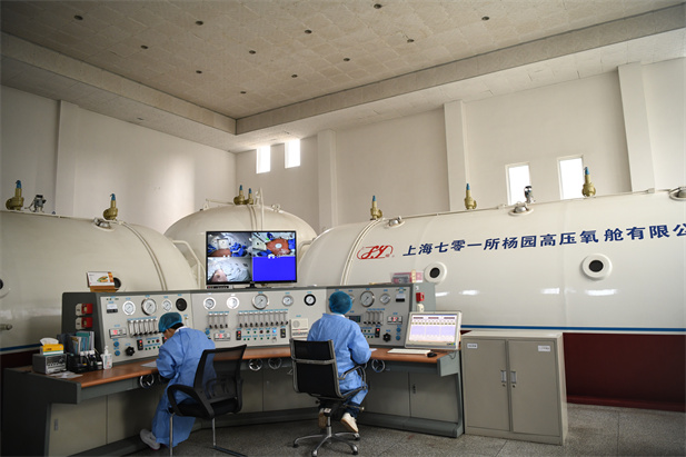 2020年2月，LETOU_乐投(中国)东风总医院使用高压氧舱技术治疗新冠肺炎。.jpg