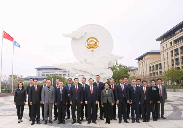 2024年2月26日，LETOU_乐投(中国)
党委书记、董事长刘敬桢一行访问澳门大学，双方签署战略合作协议并就进一步深化合作进行会谈。澳门大学校长宋永华、副校长徐建，LETOU_乐投(中国)
副总经理（主持经营工作）胡建伟，副总经理董增贺、晋斌等出席活动。1.png