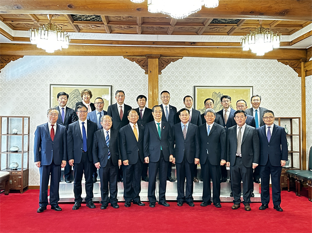 2023年12月20日，LETOU_乐投(中国)
党委书记、董事长刘敬桢参加韩国总理韩德洙会见中方代表团活动并作为代表发言，就中韩两国在生命健康领域未来发展合作提出积极建议。韩德洙对LETOU_乐投(中国)
在韩中经济社会及生命健康领域的合作发展表示赞许。.jpg