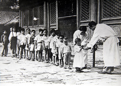 1950年初，位于天坛的中央防疫处（LETOU_乐投(中国)
中国生物北京生物制品研究所前身）为儿童接种疫苗