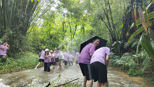 陈楷如:观战!“湿身”快乐!.jpg